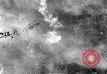Standbild American B-17 Bomber angreifen Berlin Berlin Deutschland, 1945, aus Sekunde 28 historischem Filmmaterial Videoclip 65675037595