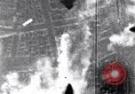 Standbild American B-17 Bomber angreifen Berlin Berlin Deutschland, 1945, aus Sekunde 53 historischem Filmmaterial Videoclip 65675037595