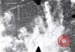 Standbild American B-17 Bomber angreifen Berlin Berlin Deutschland, 1945, aus Sekunde 55 historischem Filmmaterial Videoclip 65675037595