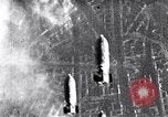 Standbild American B-17 Bomber angreifen Berlin Berlin Deutschland, 1945, aus Sekunde 58 historischem Filmmaterial Videoclip 65675037595