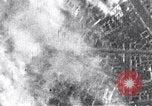 Standbild American B-17 Bomber angreifen Berlin Berlin Deutschland, 1945, aus Sekunde 62 historischem Filmmaterial Videoclip 65675037595