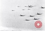 Standbild riesige Explosionen während Uelzen Bombardierung Uelzen Deutschland, 1945, aus Sekunde 11 historischem Filmmaterial Videoclip 65675037598