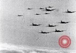 Standbild riesige Explosionen während Uelzen Bombardierung Uelzen Deutschland, 1945, aus Sekunde 12 historischem Filmmaterial Videoclip 65675037598