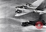 Standbild riesige Explosionen während Uelzen Bombardierung Uelzen Deutschland, 1945, aus Sekunde 14 historischem Filmmaterial Videoclip 65675037598