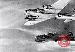 Standbild riesige Explosionen während Uelzen Bombardierung Uelzen Deutschland, 1945, aus Sekunde 15 historischem Filmmaterial Videoclip 65675037598