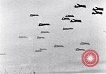 Standbild riesige Explosionen während Uelzen Bombardierung Uelzen Deutschland, 1945, aus Sekunde 16 historischem Filmmaterial Videoclip 65675037598