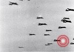 Standbild riesige Explosionen während Uelzen Bombardierung Uelzen Deutschland, 1945, aus Sekunde 17 historischem Filmmaterial Videoclip 65675037598