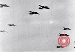 Standbild riesige Explosionen während Uelzen Bombardierung Uelzen Deutschland, 1945, aus Sekunde 18 historischem Filmmaterial Videoclip 65675037598