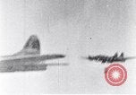 Standbild riesige Explosionen während Uelzen Bombardierung Uelzen Deutschland, 1945, aus Sekunde 19 historischem Filmmaterial Videoclip 65675037598