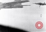 Standbild riesige Explosionen während Uelzen Bombardierung Uelzen Deutschland, 1945, aus Sekunde 20 historischem Filmmaterial Videoclip 65675037598