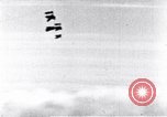 Standbild riesige Explosionen während Uelzen Bombardierung Uelzen Deutschland, 1945, aus Sekunde 21 historischem Filmmaterial Videoclip 65675037598