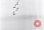 Standbild riesige Explosionen während Uelzen Bombardierung Uelzen Deutschland, 1945, aus Sekunde 23 historischem Filmmaterial Videoclip 65675037598