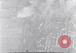 Standbild riesige Explosionen während Uelzen Bombardierung Uelzen Deutschland, 1945, aus Sekunde 24 historischem Filmmaterial Videoclip 65675037598