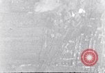 Standbild riesige Explosionen während Uelzen Bombardierung Uelzen Deutschland, 1945, aus Sekunde 25 historischem Filmmaterial Videoclip 65675037598
