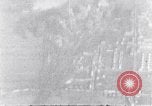 Standbild riesige Explosionen während Uelzen Bombardierung Uelzen Deutschland, 1945, aus Sekunde 26 historischem Filmmaterial Videoclip 65675037598