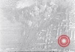 Standbild riesige Explosionen während Uelzen Bombardierung Uelzen Deutschland, 1945, aus Sekunde 27 historischem Filmmaterial Videoclip 65675037598