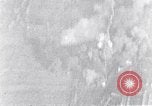 Standbild riesige Explosionen während Uelzen Bombardierung Uelzen Deutschland, 1945, aus Sekunde 28 historischem Filmmaterial Videoclip 65675037598
