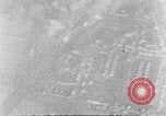 Standbild riesige Explosionen während Uelzen Bombardierung Uelzen Deutschland, 1945, aus Sekunde 29 historischem Filmmaterial Videoclip 65675037598