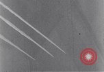 Standbild riesige Explosionen während Uelzen Bombardierung Uelzen Deutschland, 1945, aus Sekunde 37 historischem Filmmaterial Videoclip 65675037598