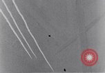 Standbild riesige Explosionen während Uelzen Bombardierung Uelzen Deutschland, 1945, aus Sekunde 41 historischem Filmmaterial Videoclip 65675037598