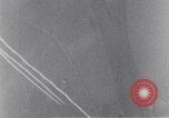 Standbild riesige Explosionen während Uelzen Bombardierung Uelzen Deutschland, 1945, aus Sekunde 44 historischem Filmmaterial Videoclip 65675037598