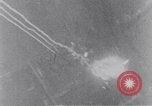 Standbild riesige Explosionen während Uelzen Bombardierung Uelzen Deutschland, 1945, aus Sekunde 45 historischem Filmmaterial Videoclip 65675037598