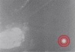 Standbild riesige Explosionen während Uelzen Bombardierung Uelzen Deutschland, 1945, aus Sekunde 46 historischem Filmmaterial Videoclip 65675037598