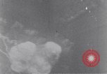 Standbild riesige Explosionen während Uelzen Bombardierung Uelzen Deutschland, 1945, aus Sekunde 47 historischem Filmmaterial Videoclip 65675037598