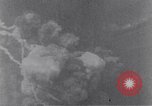 Standbild riesige Explosionen während Uelzen Bombardierung Uelzen Deutschland, 1945, aus Sekunde 48 historischem Filmmaterial Videoclip 65675037598