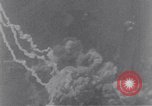 Standbild riesige Explosionen während Uelzen Bombardierung Uelzen Deutschland, 1945, aus Sekunde 49 historischem Filmmaterial Videoclip 65675037598
