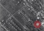 Standbild riesige Explosionen während Uelzen Bombardierung Uelzen Deutschland, 1945, aus Sekunde 51 historischem Filmmaterial Videoclip 65675037598