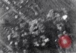 Standbild riesige Explosionen während Uelzen Bombardierung Uelzen Deutschland, 1945, aus Sekunde 52 historischem Filmmaterial Videoclip 65675037598