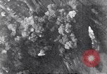 Standbild riesige Explosionen während Uelzen Bombardierung Uelzen Deutschland, 1945, aus Sekunde 53 historischem Filmmaterial Videoclip 65675037598