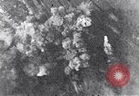 Standbild riesige Explosionen während Uelzen Bombardierung Uelzen Deutschland, 1945, aus Sekunde 54 historischem Filmmaterial Videoclip 65675037598