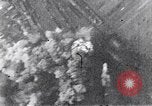 Standbild riesige Explosionen während Uelzen Bombardierung Uelzen Deutschland, 1945, aus Sekunde 55 historischem Filmmaterial Videoclip 65675037598