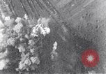 Standbild riesige Explosionen während Uelzen Bombardierung Uelzen Deutschland, 1945, aus Sekunde 56 historischem Filmmaterial Videoclip 65675037598