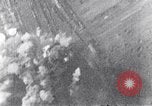 Standbild riesige Explosionen während Uelzen Bombardierung Uelzen Deutschland, 1945, aus Sekunde 57 historischem Filmmaterial Videoclip 65675037598