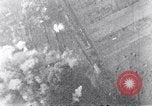 Standbild riesige Explosionen während Uelzen Bombardierung Uelzen Deutschland, 1945, aus Sekunde 58 historischem Filmmaterial Videoclip 65675037598