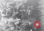Standbild riesige Explosionen während Uelzen Bombardierung Uelzen Deutschland, 1945, aus Sekunde 59 historischem Filmmaterial Videoclip 65675037598