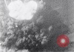 Standbild riesige Explosionen während Uelzen Bombardierung Uelzen Deutschland, 1945, aus Sekunde 60 historischem Filmmaterial Videoclip 65675037598