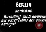 Standbild American B-17 Flugzeuge bombardieren Berlin Berlin Deutschland, 1945, aus Sekunde 1 historischem Filmmaterial Videoclip 65675037600