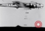Standbild American B-17 Flugzeuge bombardieren Berlin Berlin Deutschland, 1945, aus Sekunde 14 historischem Filmmaterial Videoclip 65675037600