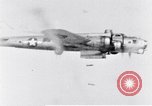 Standbild American B-17 Flugzeuge bombardieren Berlin Berlin Deutschland, 1945, aus Sekunde 15 historischem Filmmaterial Videoclip 65675037600