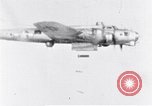 Standbild American B-17 Flugzeuge bombardieren Berlin Berlin Deutschland, 1945, aus Sekunde 16 historischem Filmmaterial Videoclip 65675037600