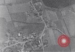 Standbild American B-17 Flugzeuge bombardieren Berlin Berlin Deutschland, 1945, aus Sekunde 43 historischem Filmmaterial Videoclip 65675037600