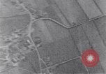 Standbild American B-17 Flugzeuge bombardieren Berlin Berlin Deutschland, 1945, aus Sekunde 45 historischem Filmmaterial Videoclip 65675037600