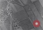 Standbild American B-17 Flugzeuge bombardieren Berlin Berlin Deutschland, 1945, aus Sekunde 46 historischem Filmmaterial Videoclip 65675037600