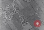 Standbild American B-17 Flugzeuge bombardieren Berlin Berlin Deutschland, 1945, aus Sekunde 47 historischem Filmmaterial Videoclip 65675037600