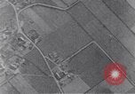 Standbild American B-17 Flugzeuge bombardieren Berlin Berlin Deutschland, 1945, aus Sekunde 48 historischem Filmmaterial Videoclip 65675037600