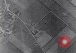 Standbild American B-17 Flugzeuge bombardieren Berlin Berlin Deutschland, 1945, aus Sekunde 49 historischem Filmmaterial Videoclip 65675037600